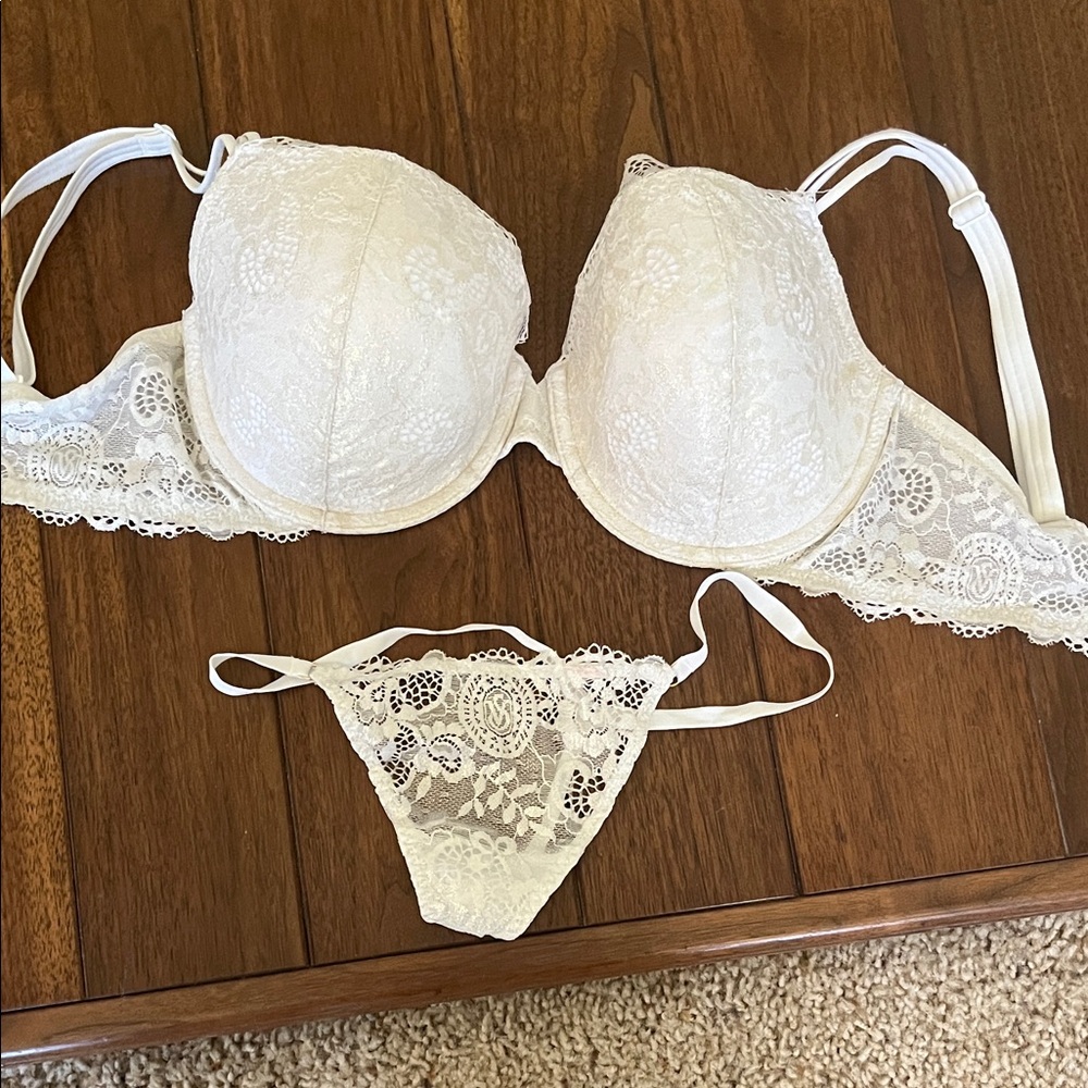 Victoria's Secret cream/gold Lace Bra 34 DDD and matching v-string Panty medium